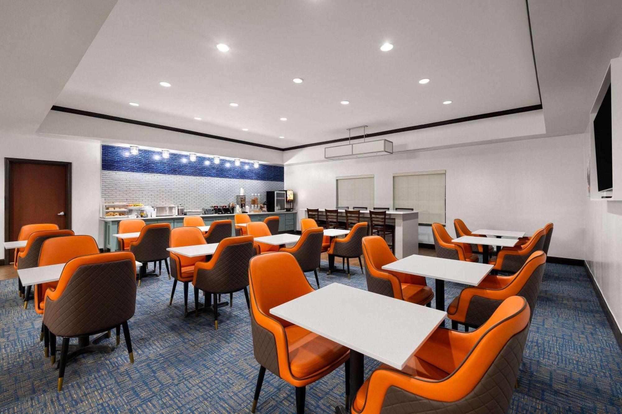 La Quinta By Wyndham Denton - University Drive Exterior photo