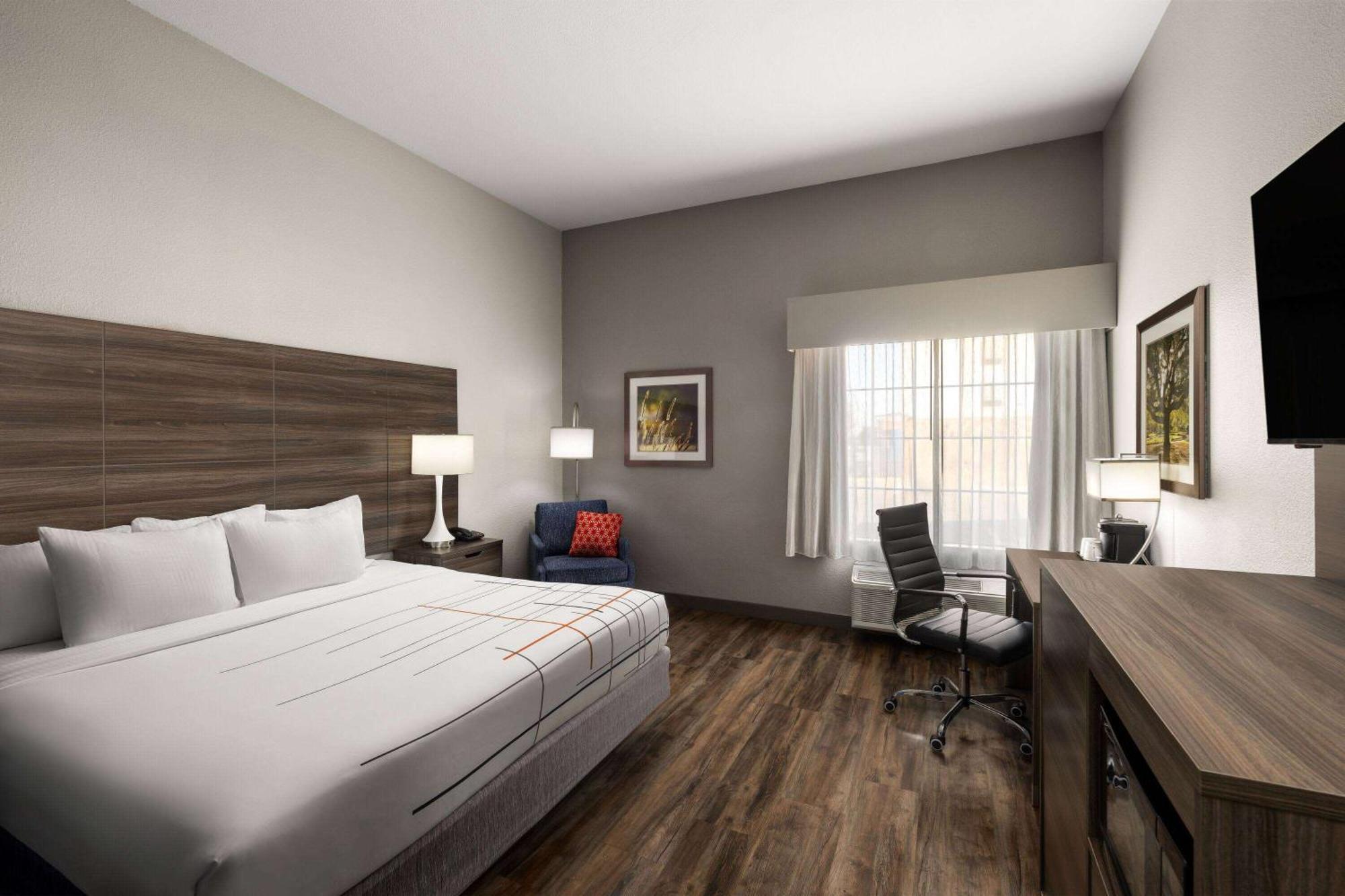 La Quinta By Wyndham Denton - University Drive Exterior photo