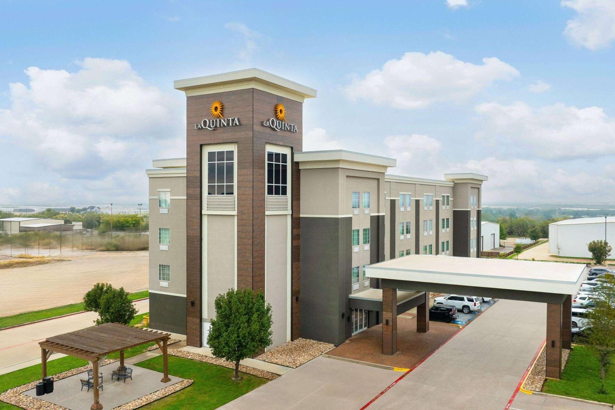 La Quinta By Wyndham Denton - University Drive Exterior photo