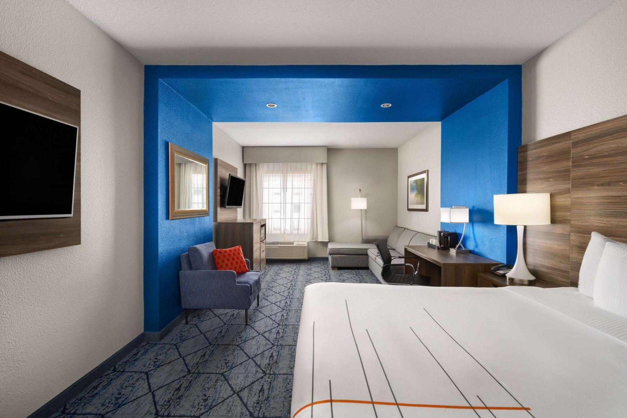 La Quinta By Wyndham Denton - University Drive Exterior photo