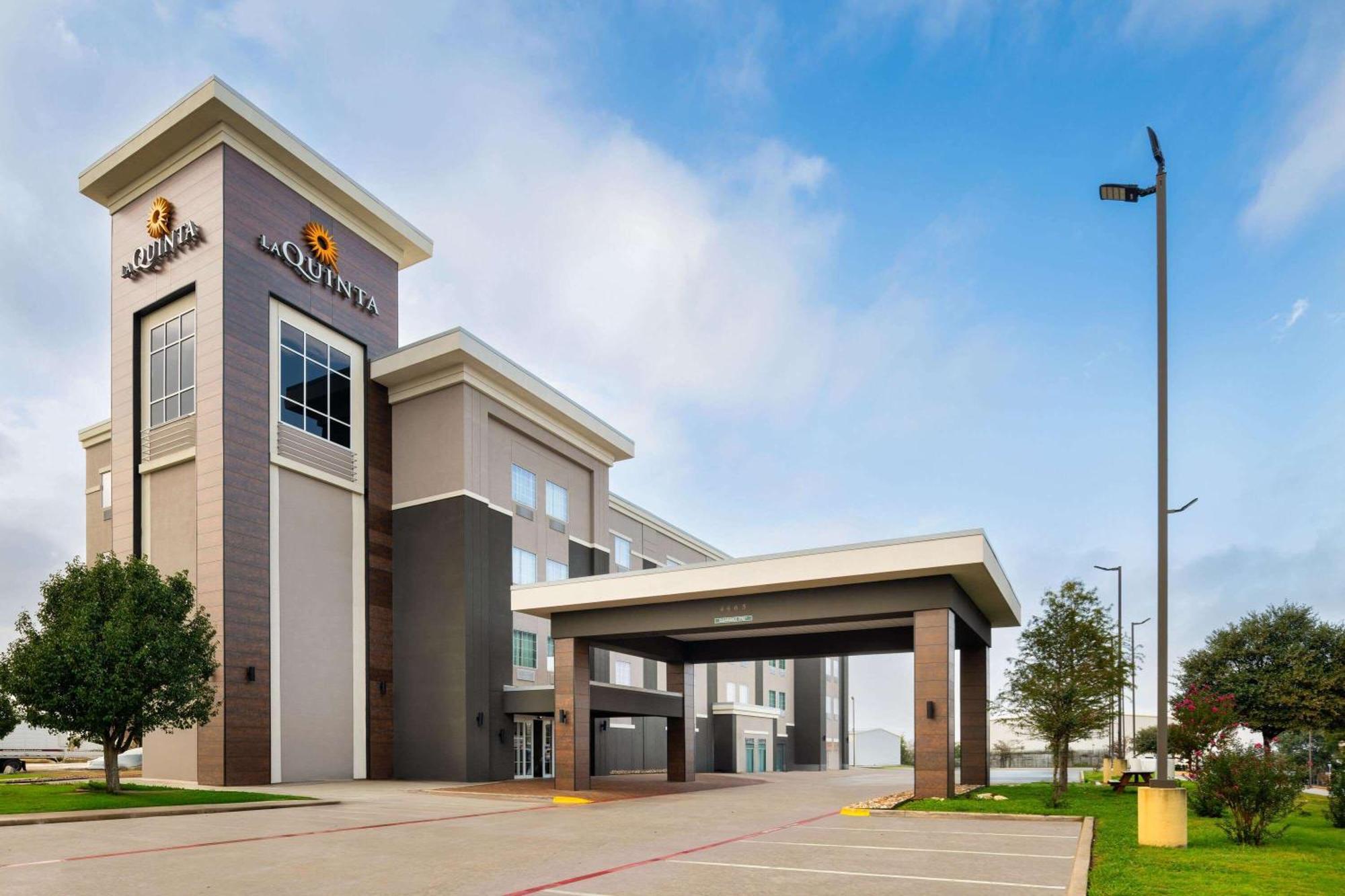 La Quinta By Wyndham Denton - University Drive Exterior photo